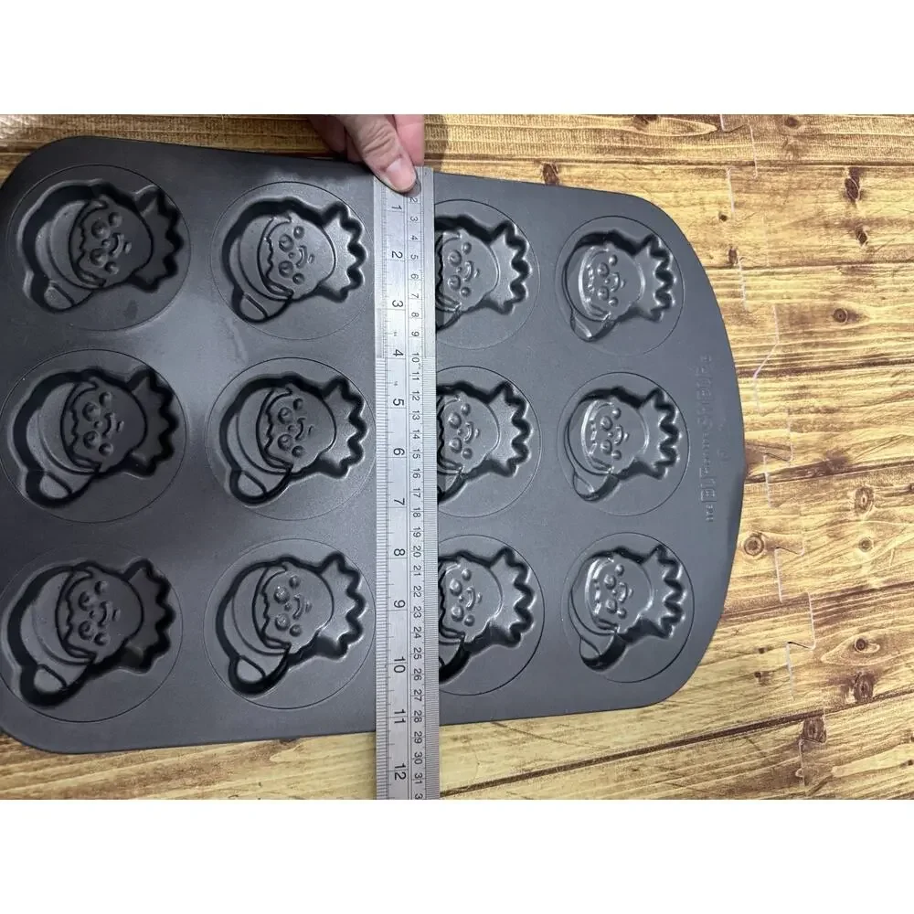 Elf on the Shelf Wilton Cookie Pan 12 Cavity Christmas Baking Mold
